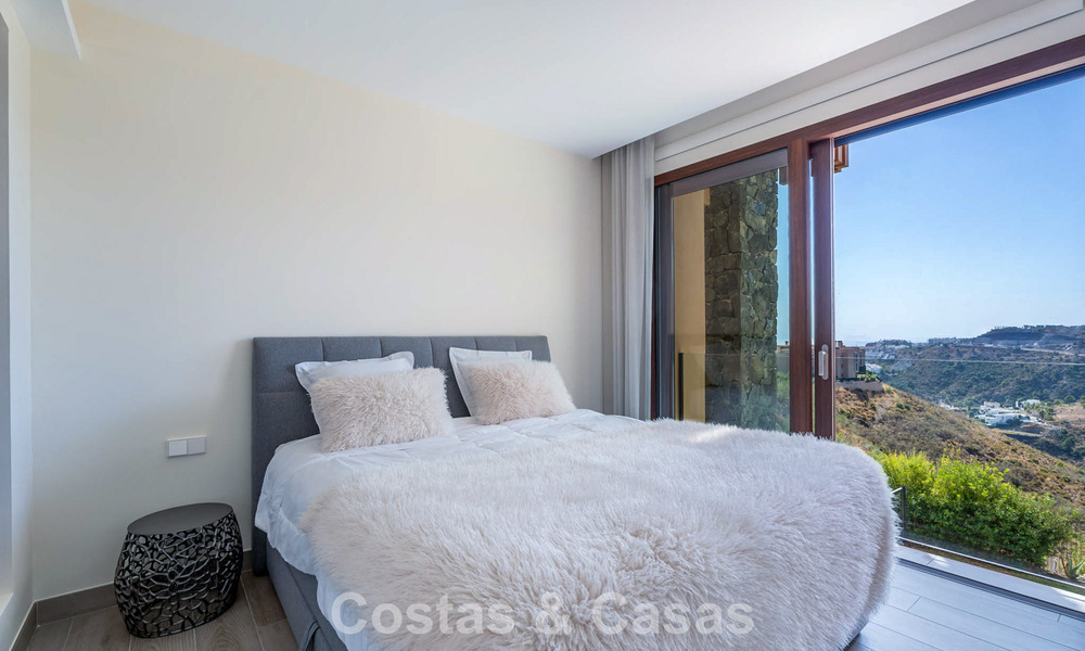 Move-in ready apartment with modern architecture for sale in a golf resort in the hills of Marbella - Benahavis 787123