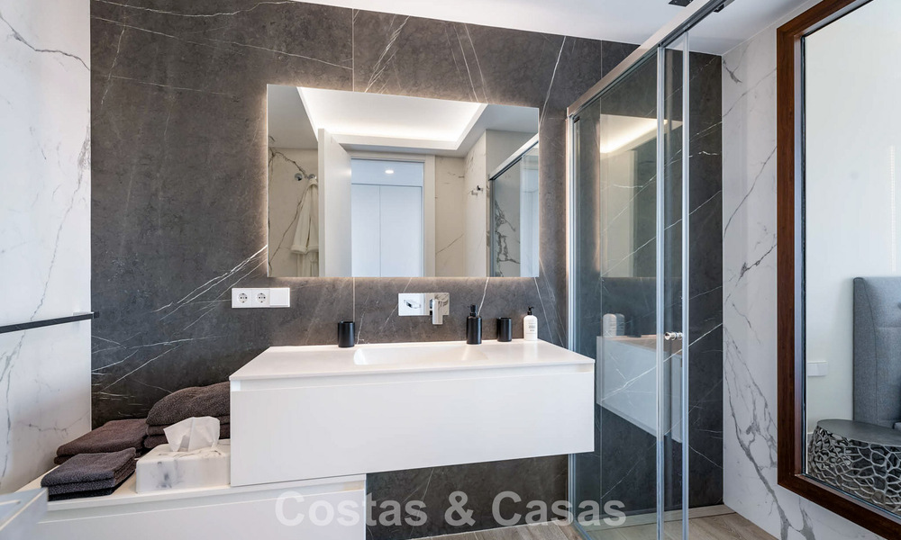 Move-in ready apartment with modern architecture for sale in a golf resort in the hills of Marbella - Benahavis 787124