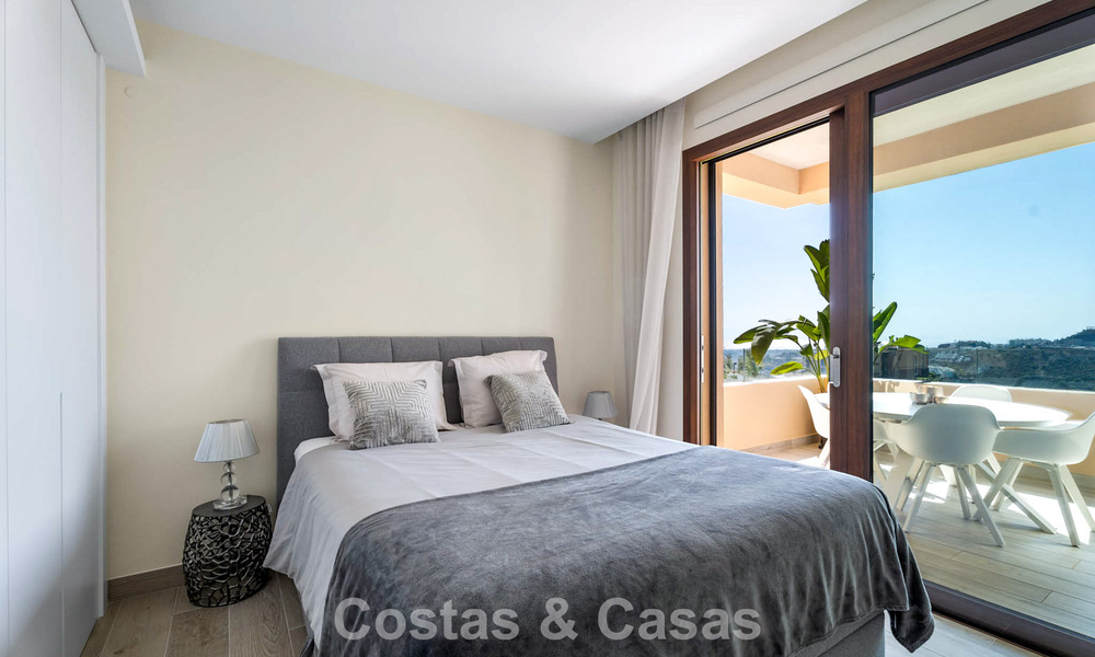 Move-in ready apartment with modern architecture for sale in a golf resort in the hills of Marbella - Benahavis 787126
