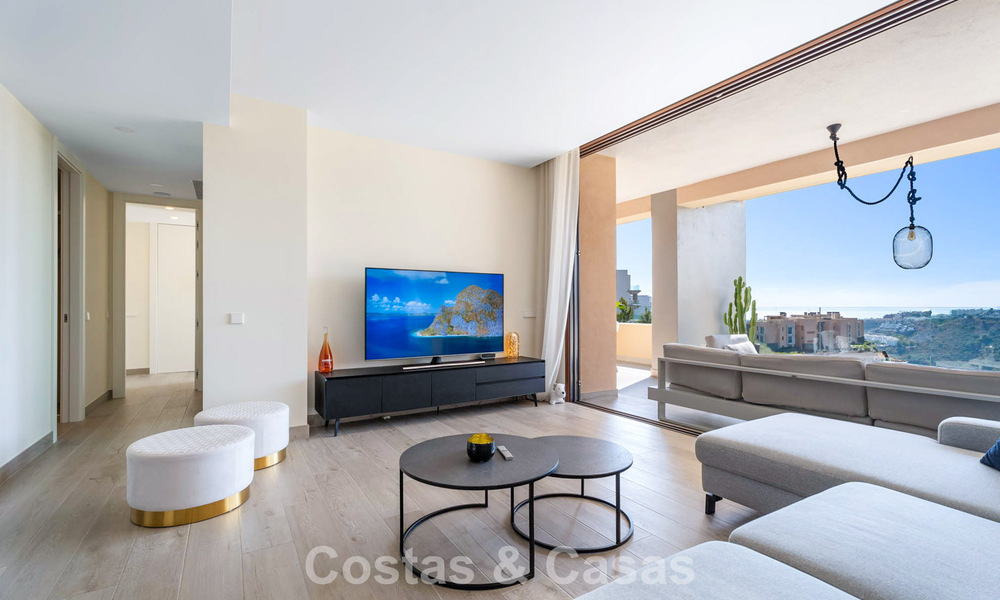 Move-in ready apartment with modern architecture for sale in a golf resort in the hills of Marbella - Benahavis 787130