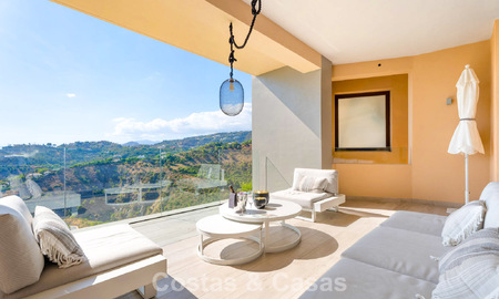 Move-in ready apartment with modern architecture for sale in a golf resort in the hills of Marbella - Benahavis 787132