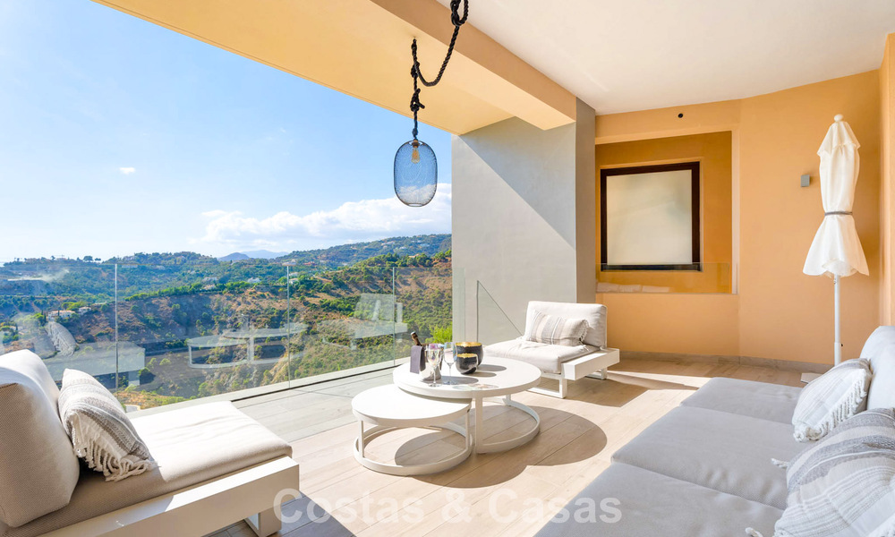 Move-in ready apartment with modern architecture for sale in a golf resort in the hills of Marbella - Benahavis 787132