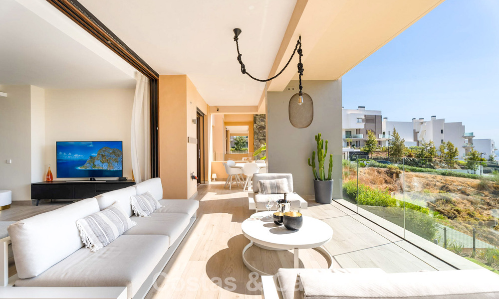 Move-in ready apartment with modern architecture for sale in a golf resort in the hills of Marbella - Benahavis 787133