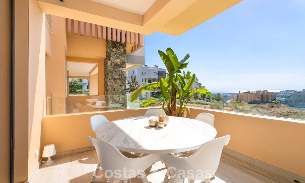 Move-in ready apartment with modern architecture for sale in a golf resort in the hills of Marbella - Benahavis 787134