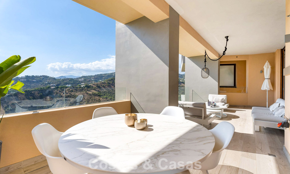 Move-in ready apartment with modern architecture for sale in a golf resort in the hills of Marbella - Benahavis 787135