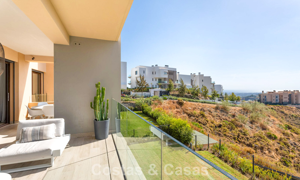Move-in ready apartment with modern architecture for sale in a golf resort in the hills of Marbella - Benahavis 787136