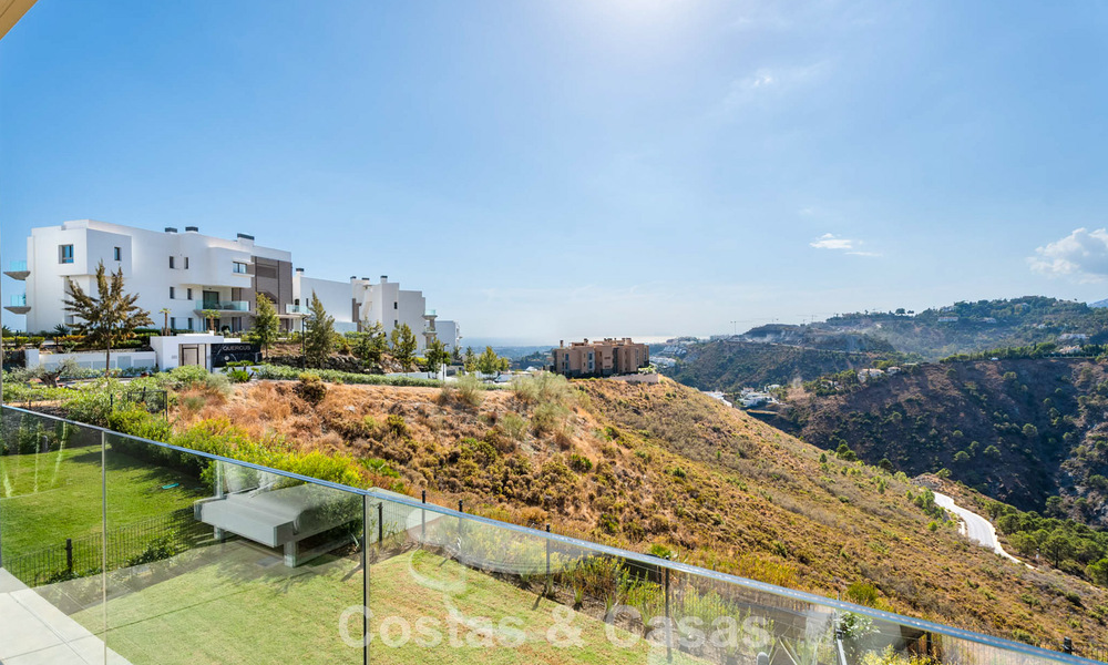 Move-in ready apartment with modern architecture for sale in a golf resort in the hills of Marbella - Benahavis 787137