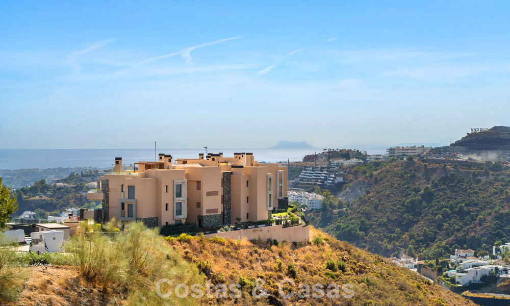 Move-in ready apartment with modern architecture for sale in a golf resort in the hills of Marbella - Benahavis 787138