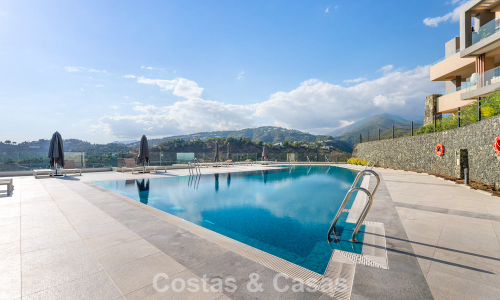 Move-in ready apartment with modern architecture for sale in a golf resort in the hills of Marbella - Benahavis 787141