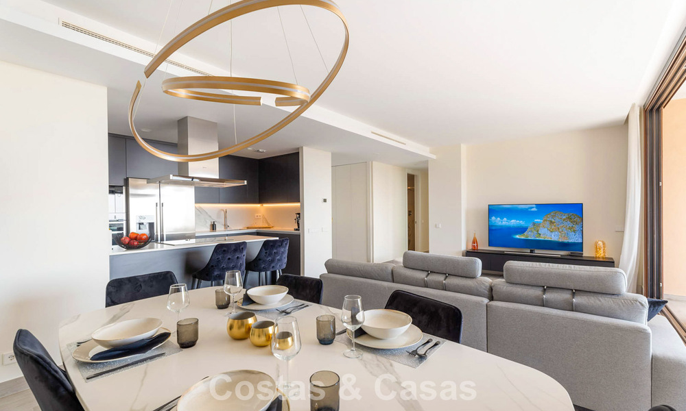 Move-in ready apartment with modern architecture for sale in a golf resort in the hills of Marbella - Benahavis 787143