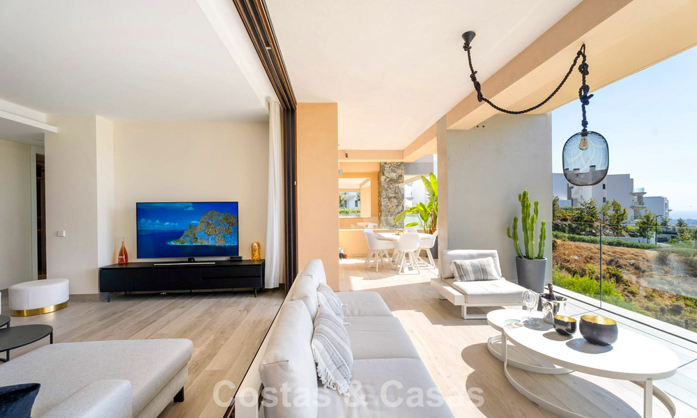 Move-in ready apartment with modern architecture for sale in a golf resort in the hills of Marbella - Benahavis 787147