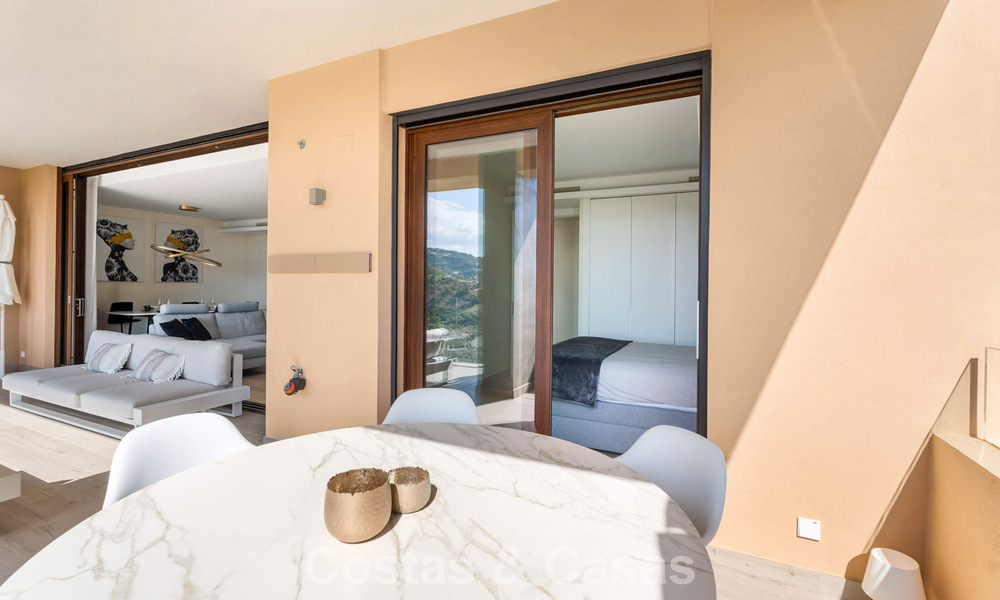 Move-in ready apartment with modern architecture for sale in a golf resort in the hills of Marbella - Benahavis 787148