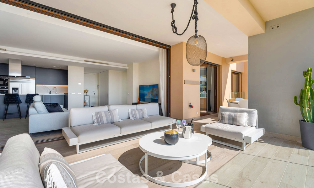 Move-in ready apartment with modern architecture for sale in a golf resort in the hills of Marbella - Benahavis 787149