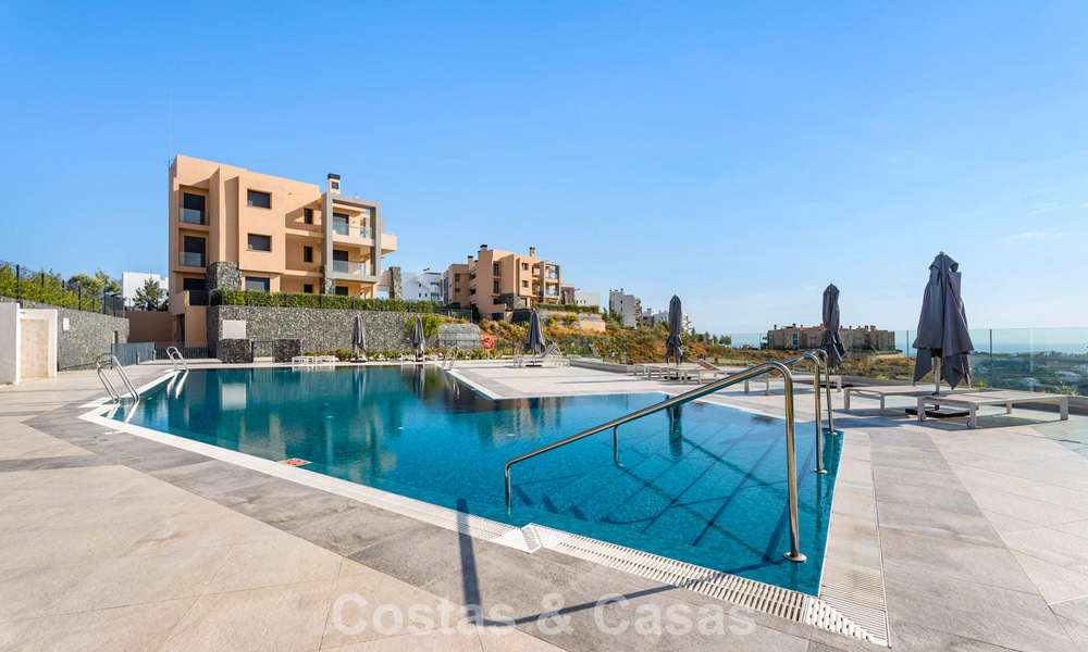 Move-in ready apartment with modern architecture for sale in a golf resort in the hills of Marbella - Benahavis 787150