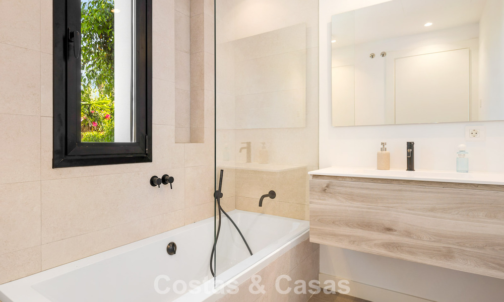 Move-in ready luxury villa with contemporary architecture for sale on the beachside east of Marbella center 787156