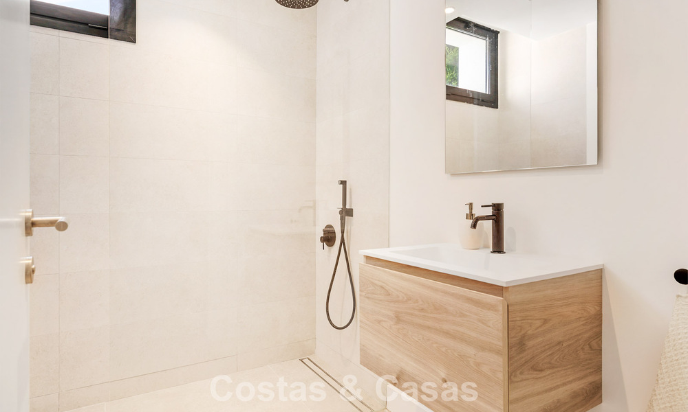 Move-in ready luxury villa with contemporary architecture for sale on the beachside east of Marbella center 787161