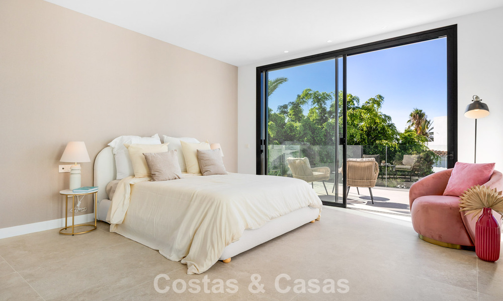 Move-in ready luxury villa with contemporary architecture for sale on the beachside east of Marbella center 787162