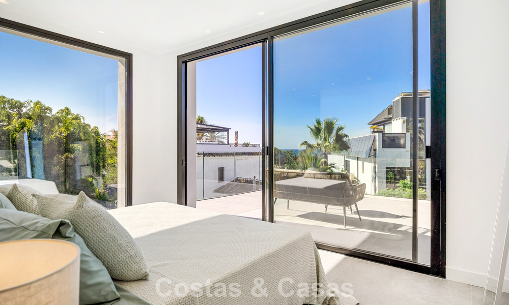 Move-in ready luxury villa with contemporary architecture for sale on the beachside east of Marbella center 787163