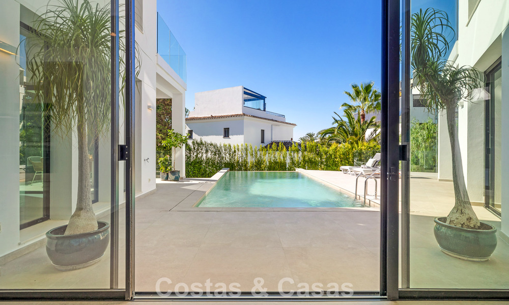 Move-in ready luxury villa with contemporary architecture for sale on the beachside east of Marbella center 787167
