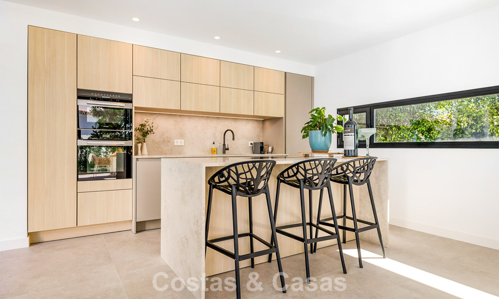 Move-in ready luxury villa with contemporary architecture for sale on the beachside east of Marbella center 787171