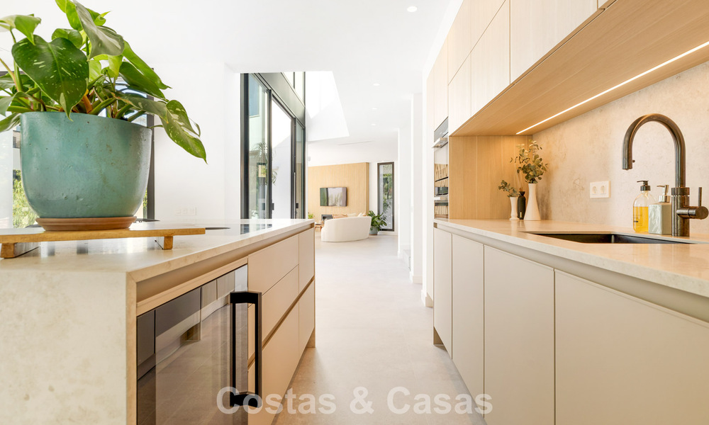 Move-in ready luxury villa with contemporary architecture for sale on the beachside east of Marbella center 787173