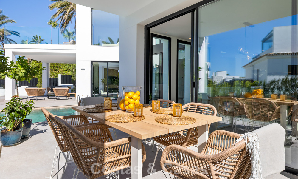 Move-in ready luxury villa with contemporary architecture for sale on the beachside east of Marbella center 787192