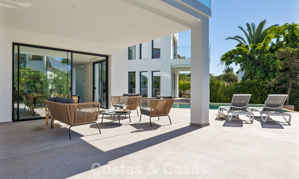 Move-in ready luxury villa with contemporary architecture for sale on the beachside east of Marbella center 787195