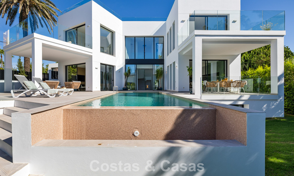 Move-in ready luxury villa with contemporary architecture for sale on the beachside east of Marbella center 787197