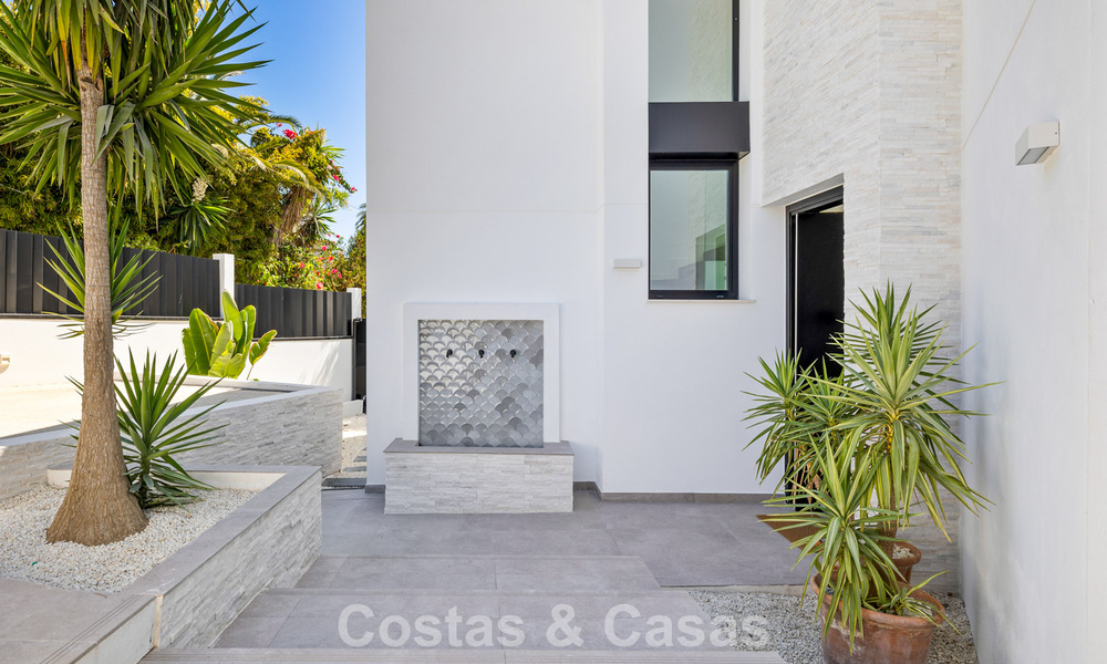 Move-in ready luxury villa with contemporary architecture for sale on the beachside east of Marbella center 787203