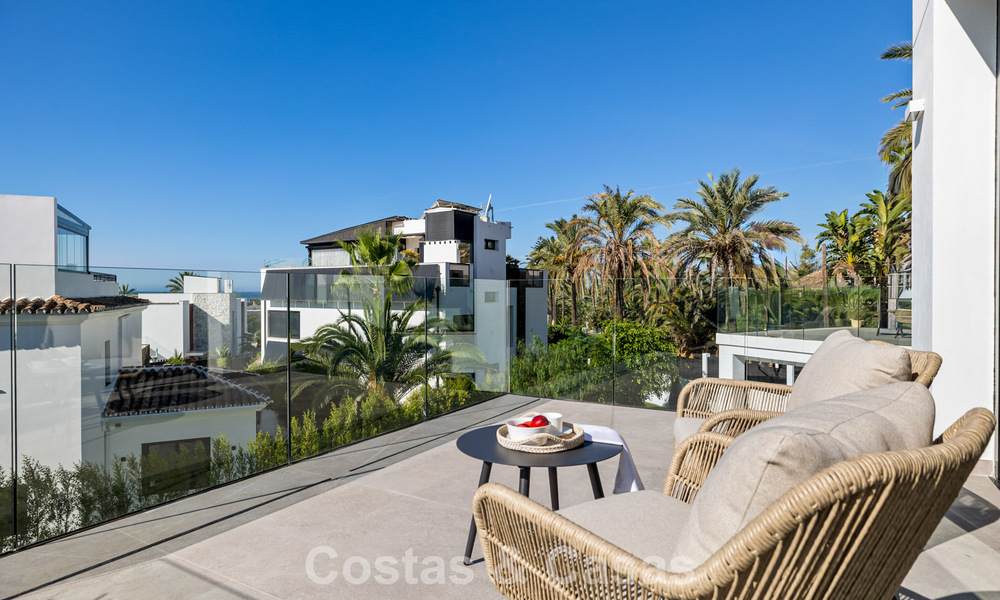 Move-in ready luxury villa with contemporary architecture for sale on the beachside east of Marbella center 787206