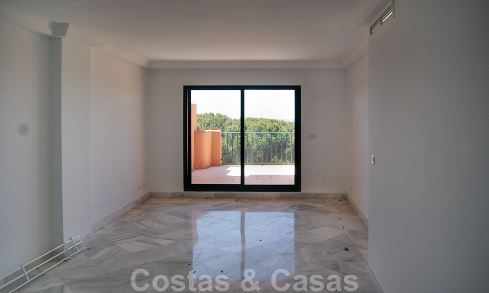 Frontline golf apartment with spectacular sea view for sale in Cabopino, Marbella - Costa del Sol 31607