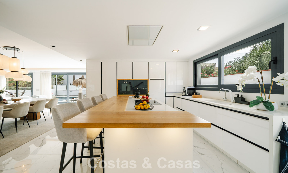 Modernized villa for sale within walking distance of amenities and Puerto Banus, Marbella 787369