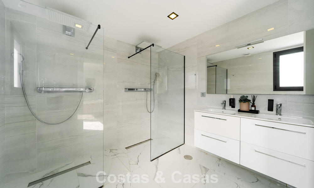 Modernized villa for sale within walking distance of amenities and Puerto Banus, Marbella 787379