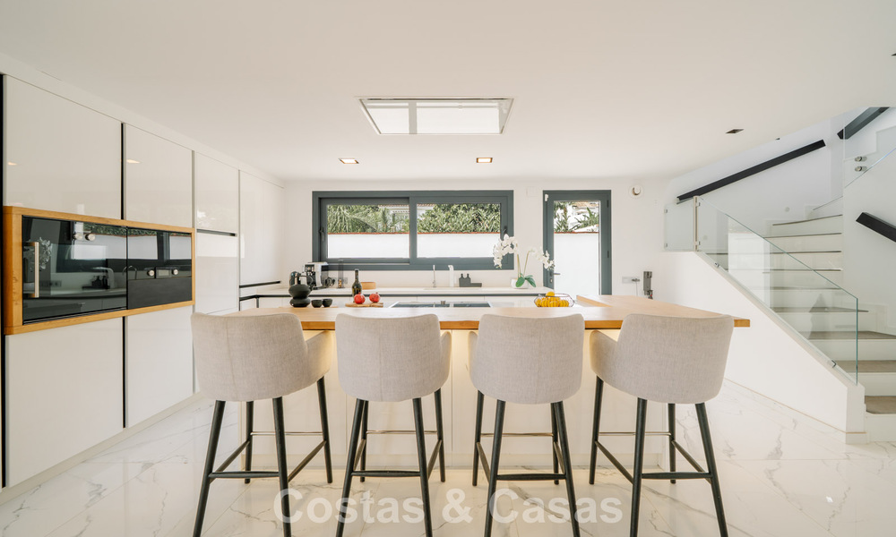 Modernized villa for sale within walking distance of amenities and Puerto Banus, Marbella 787388