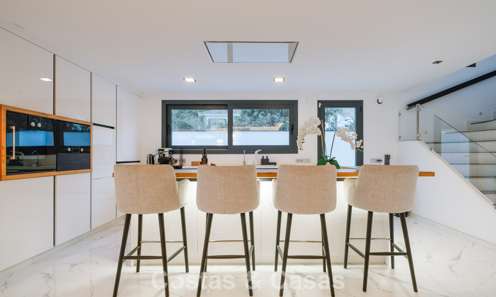 Modernized villa for sale within walking distance of amenities and Puerto Banus, Marbella 787391