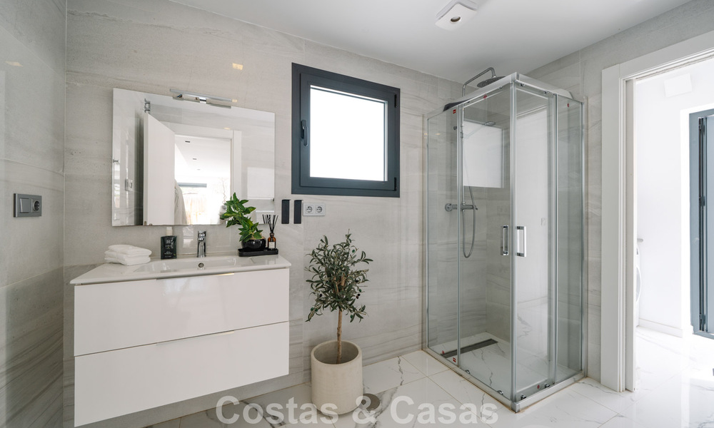 Modernized villa for sale within walking distance of amenities and Puerto Banus, Marbella 787394