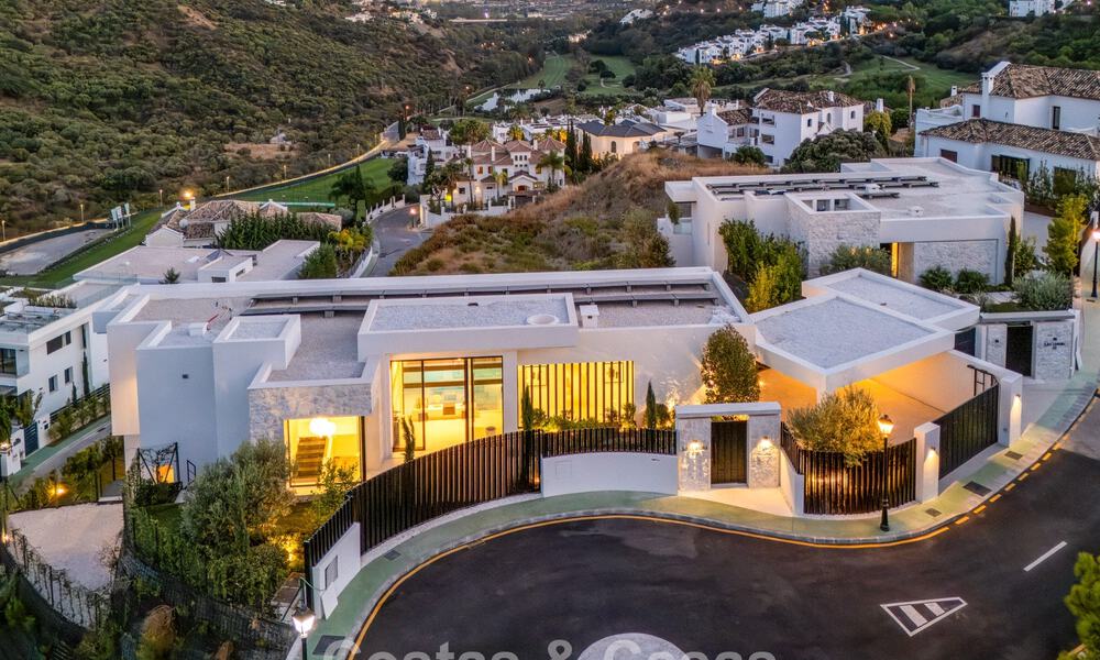 Sophisticated villa with panoramic views for sale in a gated community in La Quinta, Marbella - Benahavis 787304