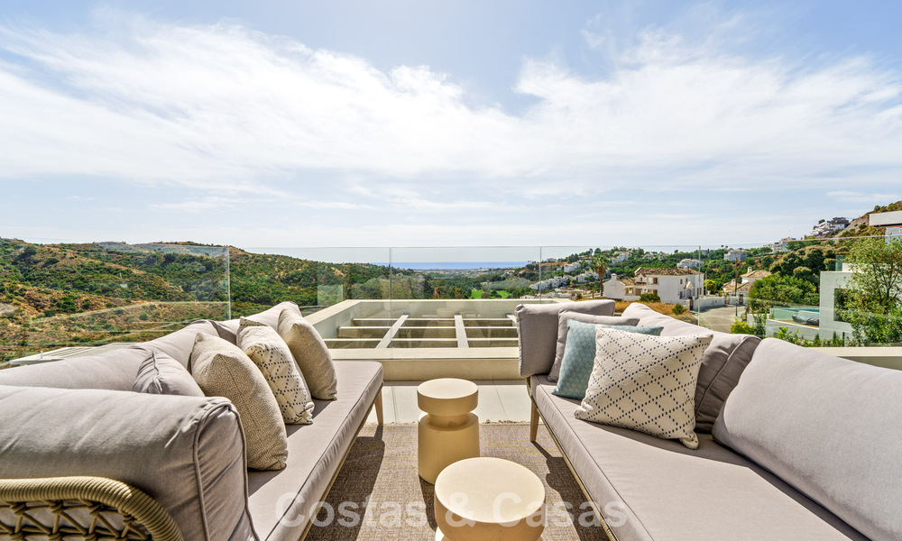 Sophisticated villa with panoramic views for sale in a gated community in La Quinta, Marbella - Benahavis 787327
