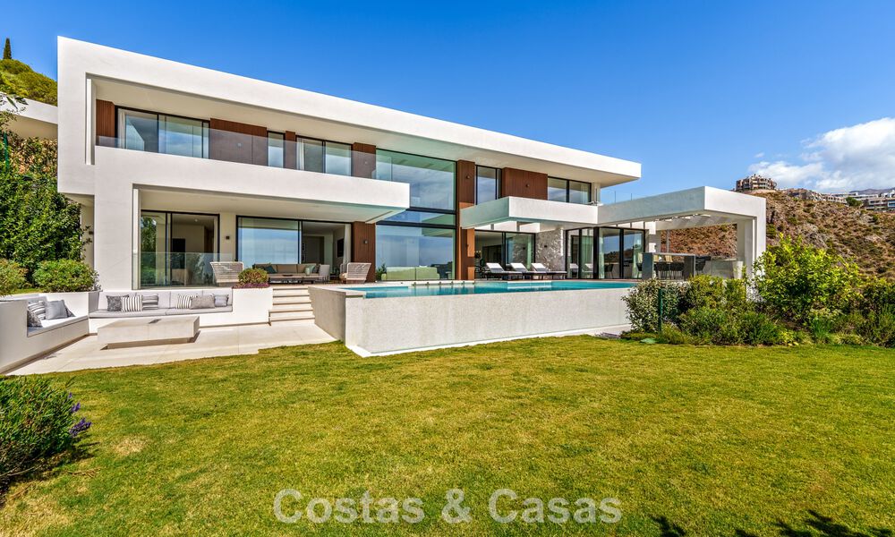 Sophisticated villa with panoramic views for sale in a gated community in La Quinta, Marbella - Benahavis 787343