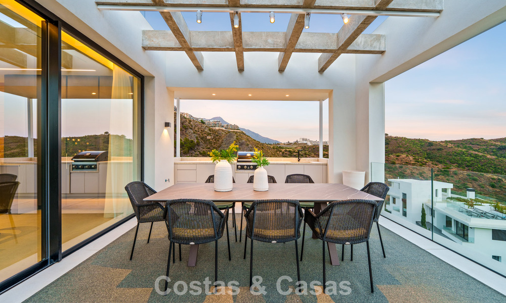 Sophisticated villa with panoramic views for sale in a gated community in La Quinta, Marbella - Benahavis 787350