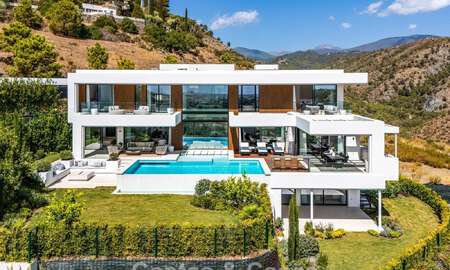 Sophisticated villa with panoramic views for sale in a gated community in La Quinta, Marbella - Benahavis 787359