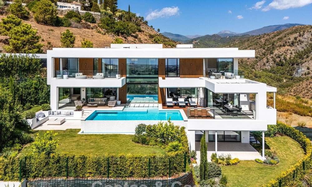Sophisticated villa with panoramic views for sale in a gated community in La Quinta, Marbella - Benahavis 787359