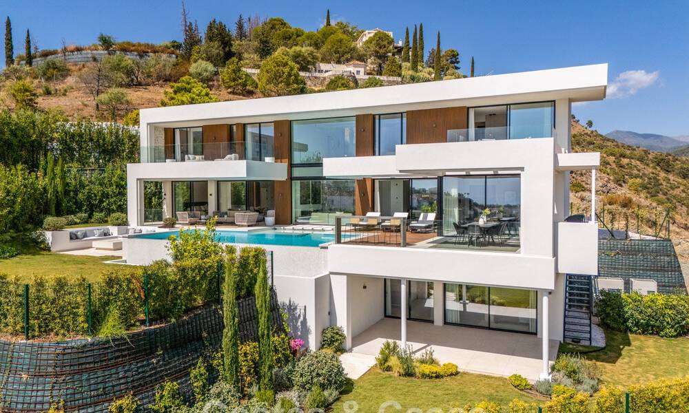 Sophisticated villa with panoramic views for sale in a gated community in La Quinta, Marbella - Benahavis 787360
