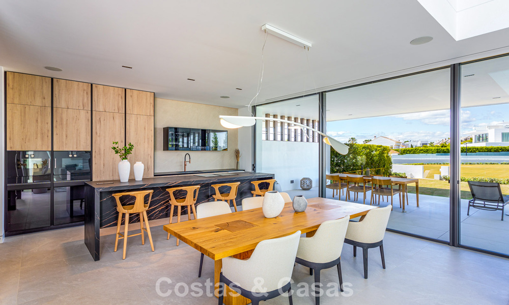 Exclusive residence with sea views for sale in a progressive complex with 24-hour security on Marbella's Golden Mile 787273