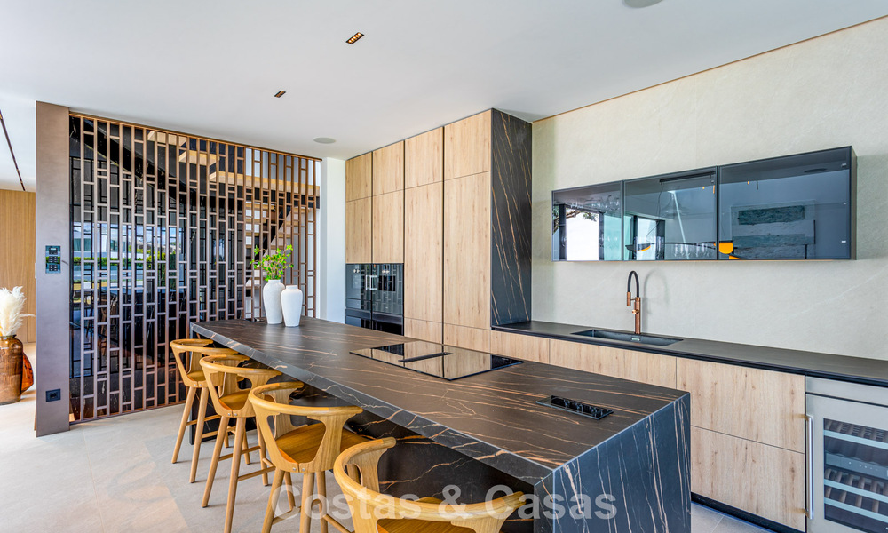 Exclusive residence with sea views for sale in a progressive complex with 24-hour security on Marbella's Golden Mile 787274