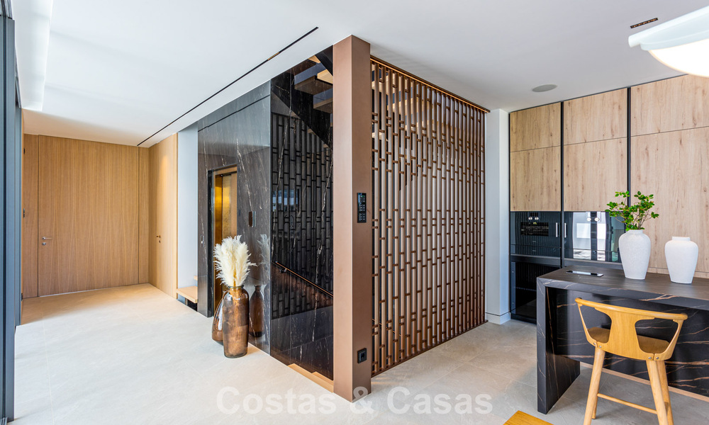 Exclusive residence with sea views for sale in a progressive complex with 24-hour security on Marbella's Golden Mile 787275