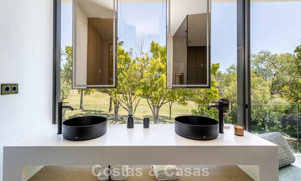 Exclusive residence with sea views for sale in a progressive complex with 24-hour security on Marbella's Golden Mile 787291