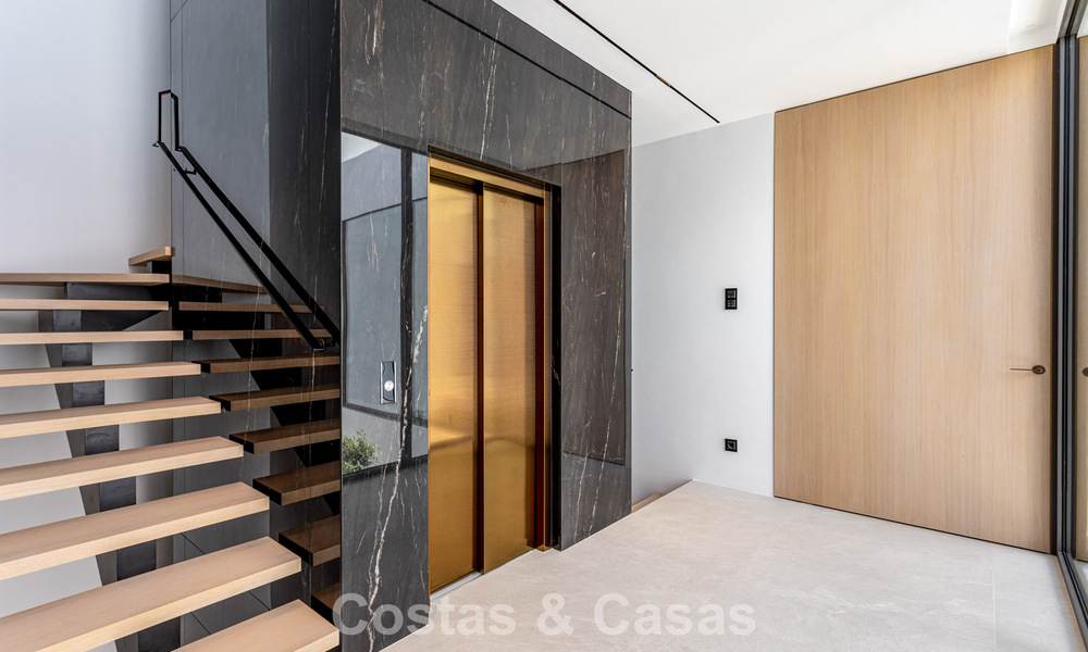 Exclusive residence with sea views for sale in a progressive complex with 24-hour security on Marbella's Golden Mile 787295