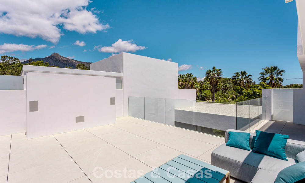 Exclusive residence with sea views for sale in a progressive complex with 24-hour security on Marbella's Golden Mile 787299