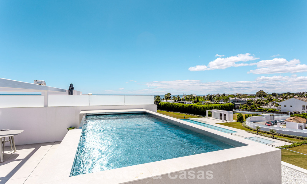 Exclusive residence with sea views for sale in a progressive complex with 24-hour security on Marbella's Golden Mile 787300
